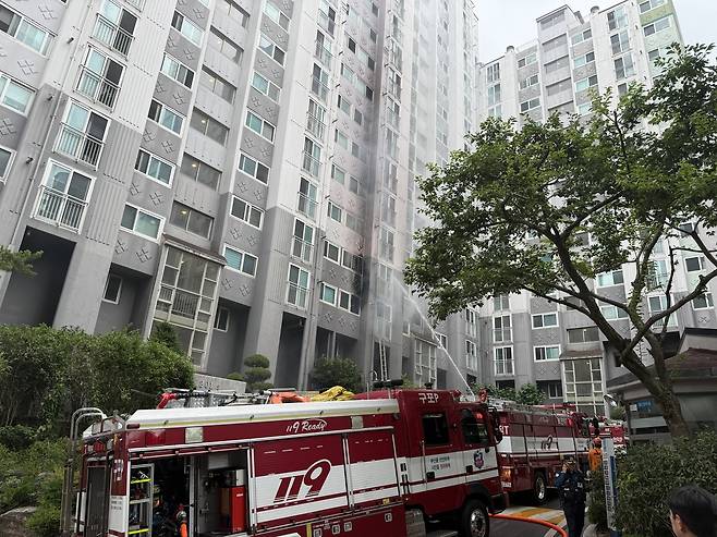 화재진압하는 소당대원 [부산소방재난본부 제공. 재판매 및 DB 금지]