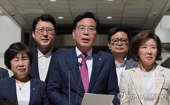 법원 규탄 발언하는 송언석 원내대표 채상병 사건 수사방해 의혹을 수사하는 이명현 순직해병특검팀이 국민의힘 임종득 의원실을 압수수색 중인 7월 11일 국민의힘 송언석 비상대책위원장 겸 원내대표가 서울 서초구 서울중앙지방법원을 항의 방문해 발언하고 있다. [연합뉴스 자료사진]