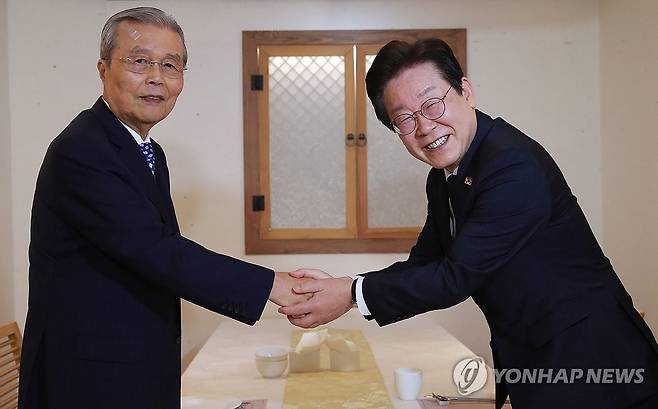 악수하는 이재명 대표와 김종인 전 위원장 (서울=연합뉴스) 더불어민주당 이재명 대표(오른쪽)와 김종인 전 국민의힘 비상대책위원장이 12일 서울 종로구 광화문의 한 식당에서 회동, 악수하고 있다. 2024.9.12 [국회사진기자단] photo@yna.co.kr