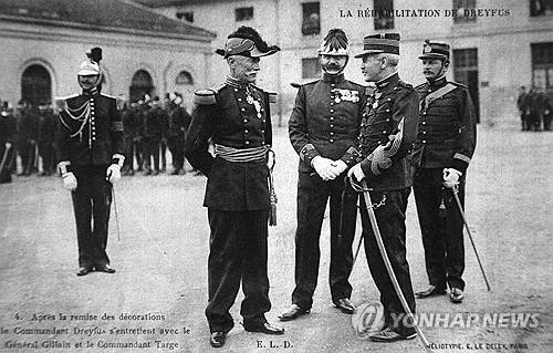 1906년 7월21일 열린 드레퓌스 복권 기념식. 오른쪽 두번째가 드레퓌스. [AFP 연합뉴스 자료사진. 재판매 및 DB 금지]