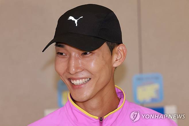 스마일점퍼의 미소 (영종도=연합뉴스) 신현우 기자 = 모나코에서 열린 2025 세계육상연맹 다이아몬드리그 남자 높이뛰기에서 우승하며 2025시즌 국제대회 7연승을 이어간 우상혁이 13일 인천국제공항 제2여객터미널을 통해 귀국, 밝은 표정으로 기자와 인터뷰하고 있다.
    우상혁은 올 시즌 개인 최고이자, 세계 공동 1위 기록인 2ｍ34를 넘으며 도쿄 세계선수권 출전권도 확보했다. 2025.7.13 nowwego@yna.co.kr