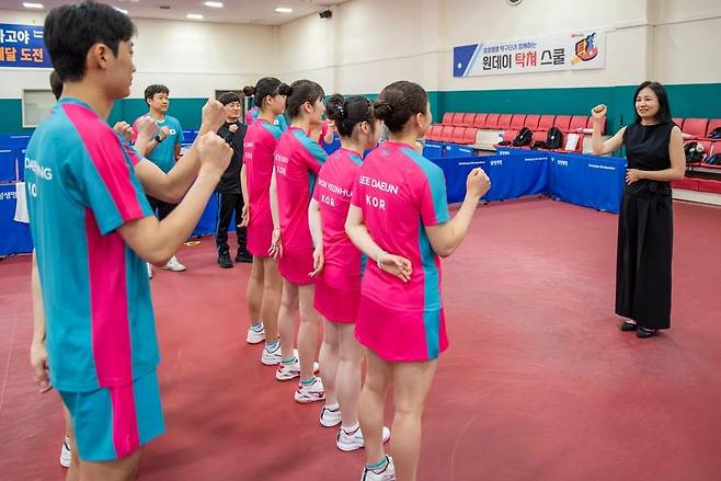 선수들에게 파이팅 외치는 김주연 대학탁구연맹 회장(오른쪽) [대한탁구협회 제공. 재판매 및 DB 금지]