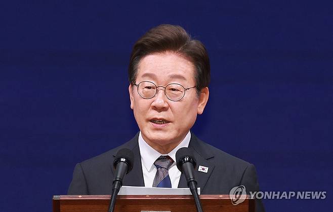 이재명 대통령, 세계정치학회 서울총회 개막식 연설 (서울=연합뉴스) 홍해인 기자 = 이재명 대통령이 13일 서울 강남구 코엑스에서 열린 2025 세계정치학회(IPSA) 서울총회 개막식에서 연설하고 있다. 2025.7.13 [대통령실통신사진기자단] hihong@yna.co.kr