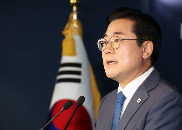 더불어민주당 대표 선거에 출마한 박찬대 의원이 10일 서울 여의도 중앙당사에서 후보 등록을 한 뒤 기자회견을 하고 있다. 2025.7.10 /연합뉴스