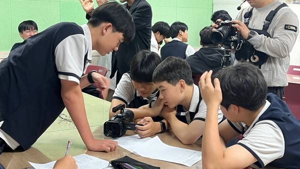 인천 재능중학교 3학년 3반 학생들이 촬영 장비를 다루는 방법을 실습하고 있다. /우리미술관 제공