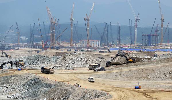 용인 반도체 클러스터 공사 현장에서 각종 중장비들이 분주히 움직이고 있다. /경인일보DB