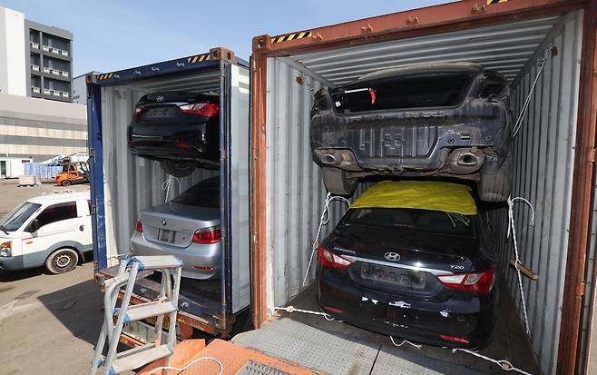 ▲컨테이너를 활용한 중고차 수출이 늘면서 컨테이너에 수출용 중고차를 고박하는 쇼링작업도 크게 늘었다. 40피트 컨테이너 1대당 4~5대의 승용차를 선적한다.&nbsp;/양진수 기자 photosmith@incheonilbo.com