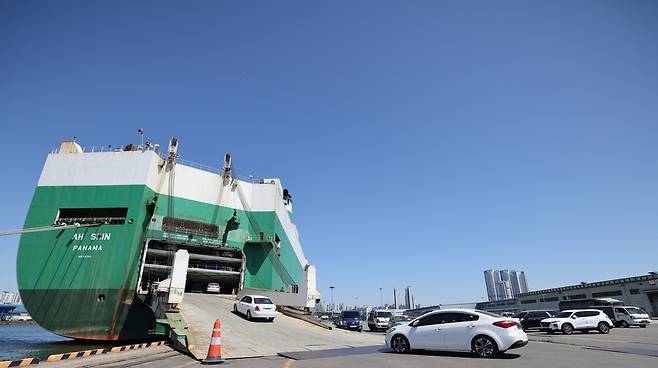 ▲중동 정세 불안 등 지정학적 이슈로 자동차 전용 운반선을 통한 로로방식의 중고차 수출비중이 줄어들고 있다. 사진은 국내 최적의 자동차 전용 운반선 선적항인 인천내항.&nbsp;/양진수 기자 photosmith@incheonilbo.com