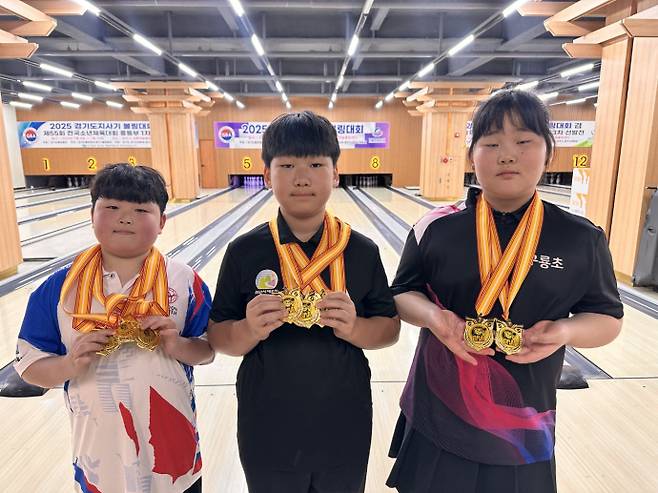 2025 경기도지사기 볼링대회 남자초등부서 3관왕에 오른 박우빈(사진 왼쪽부터)과 정세명, 여초부서 2관왕을 차지한 김소희가 기념촬영을 하고 있다. 사진=경기도볼링협회