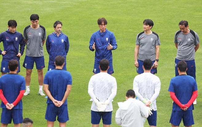 2025년 동아시아축구연맹(EAFF) E-1 챔피언십(동아시안컵) 남자부 3차전 일본과의 경기를 앞둔 축구 국가대표팀 홍명보 감독이 14일 성남종합운동장에서 훈련 시작에 앞서 선수들에게 발언하고 있다.연합