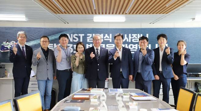 KIGAM 연구진이 탐해3호 앞에서 서태평양 해저 희토류 탐사 출항 준비를 마치고 기념 촬영을 하고 있다. 지질자원연 제공