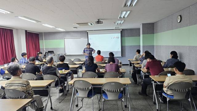 김명순 힐링포엠 강사가 강의를 하고 있다. 사진 대전문인총연합회 제공