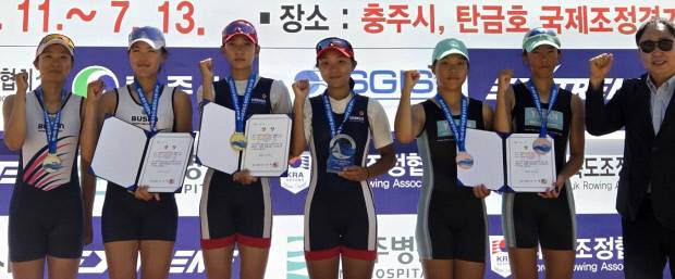 광주체고 김지선(왼쪽 세번째)과 배지영(왼쪽 네번째)이 지난 13일 충북 충주 탄금호국제조정경기장에서 끝난 제14회 충주탄금호배 전국조정대회에서 여자18세이하부 경량급더블스컬(L2X) 금메달을 차지한 뒤 포즈를 취하고 있다. 광주체고 제공