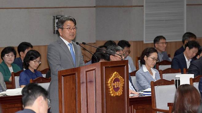 강기정 광주시장이 14일 오전 시의회 본회의장에서 열린 제334회 임시회 제2차 본회의에 참석해 시정질문에 대한 답변을 하고 있다.<광주시 제공>