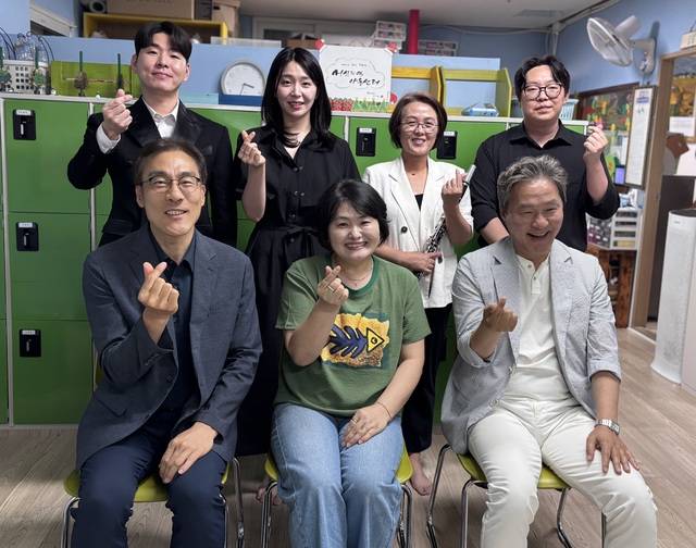 지난 11일 좋은교육시민연대와 ㈜다성중공업이 공동 주관한 ‘찾아가는 작은음악회’에서 관계자들이 기념사진을 찍고있다./사진=좋은교육시민연대