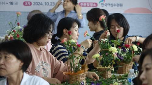 ◇한국여성수련원이 전국 여성폭력예방시설 및 사회복지시설 종사자를 대상으로 한 ‘소진예방 힐링연수’ 참가신청을 오는 29일까지 접수한다. 사진은 지난 연수 당시 모습. 한국여성수련원 제공