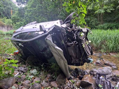 ◇14일 오전 8시2분께 인제군 가아리의 한 펜션 인근 도로에서 A(43)씨가 몰던 SUV 차량이 5m 아래 하천으로 추락했다. 사진=강원특별자치도소방본부 제공