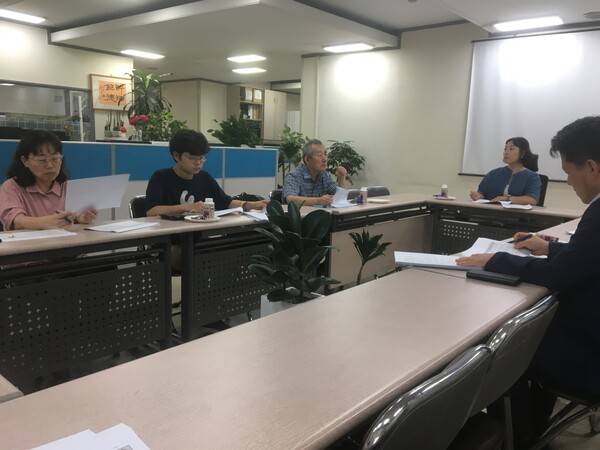 지면평가위원회가 7일 본사 5층 회의실에서 7월 회의를 하고 있다. /민병욱 기자 min@idomin.com
