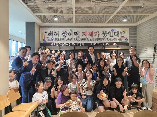 김태호 국회의원이 국회도서관 지원으로 덕계동 두산 1차 작은도서관과 동면 사송 우미린 작은도서관 2곳에 도서 700권을 지난 11일 전달했다. /김태호 국회의원실