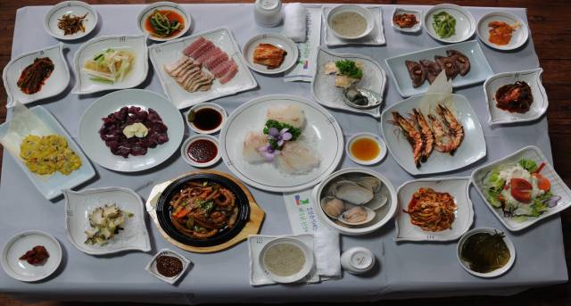 남도한정식은 지역 정서가 그대로 반영된다.