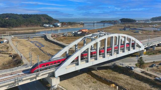 동해선 열차가 울진역으로 들어오고 있다. 매일신문 DB