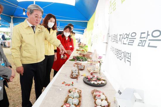 오태완 군수가 지난해 리치리치페스티벌 망개떡경연대회장을 둘러보고 있다