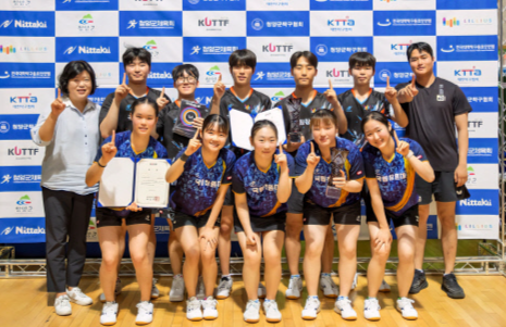 제2회 한국대학탁구선수권대회에서 남녀 단체전 동반 우승을 차지한 국립창원대 탁구부 선수들이 시상식 후 기념촬영을 하고 있다. 사진=국립창원대