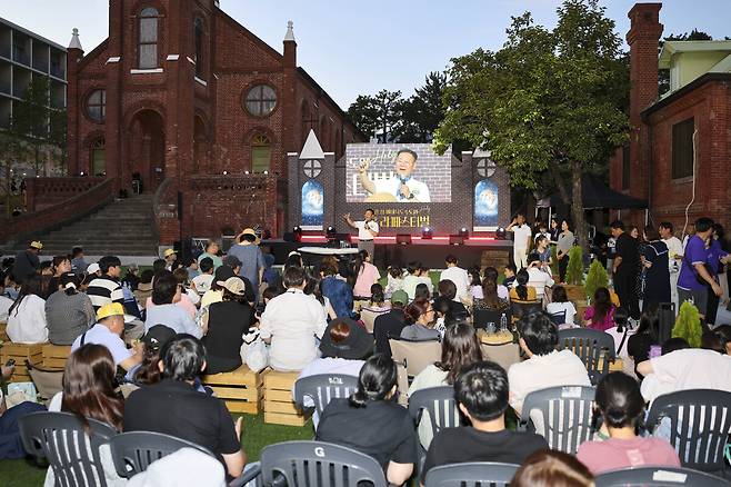 김재욱 군수가 ‘수도원 홀리 페스티벌’에 참석해 인사말을 하고 있다. /칠곡군 제공