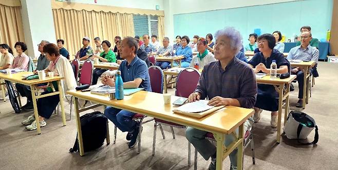 13일 문경새재리조트에서 한시캠프 첫 일정으로 김성곤 교수의 ‘적벽부’ 강의를 경청하는 참가자들. /불역시호 신종섭 회장 제공