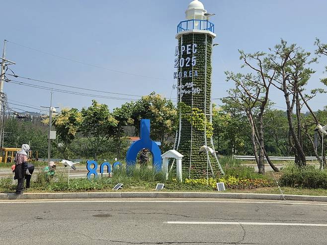 포항경주공항 앞에 조성된 포항을 상징하는 ‘등대’를 형상화한 꽃탑. /포항시 제공