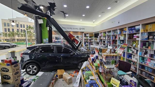 13일 오후 3시 25분께 진주시 충무공동 한 도로에서 60대 운전자가 몰던 차량이 약국으로 돌진하는 사고가 발생했다. 독자 제공