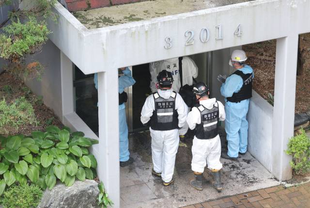14일 오전 부산 북구의 한 아파트 화재 현장에서 경찰과 소방, 국립과학수사원, 한국전기안전공사 등 유관기관 사고조사원들이 합동 감식을 위해 현장으로 들어가고 있다. 정종회 기자 jjh@