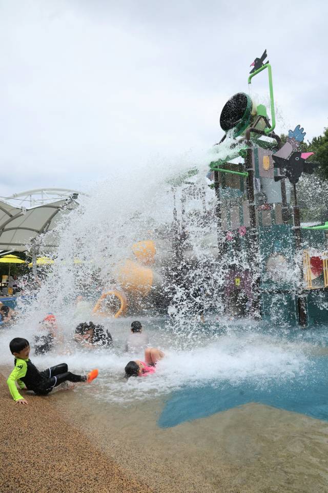 지난 11일부터 개장한 경남 양산시 명동 명동공원 내 물놀이장에서 어린이 등 주민들이 물놀이 시설을 이용 즐거운 시간을 보내고 있다.양산시 제공