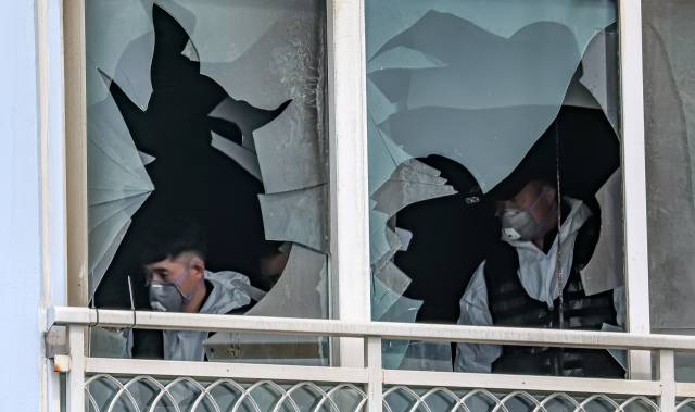 지난 2일 화재로 어린이 2명이 숨진 부산 기장군의 아파트 화재 현장. 소방과 경찰 등 관계 기관이 합동감식을 하고 있다. 김종진 기자 kjj1761@