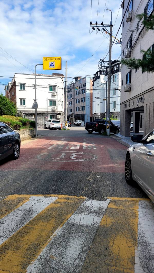 폐원으로 건물이 철거된 이화유치원앞에 어린이보호구역 도로 표지및 표지판이 설치되어있다. 이봉한기자