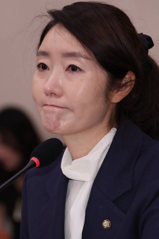 강선우 여성가족부 장관 후보자가 14일 국회 여성가족위원회에서 열린 인사청문회에서 발달장애 자녀에 대한 질문을 받고 있다. 연합뉴스