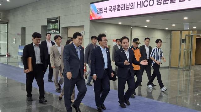 김학홍 행정부지사가 취임 후 처음 경북을 찾은 김민석 국무총리에게 2025 APEC 정상회의 준비상황을 보고하고 있다. 경북도 제공