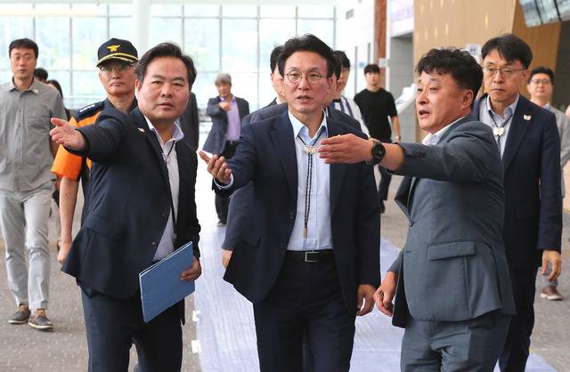 김민석 국무총리(앞줄 가운데)가 "잘 챙겨달라"는 이재명 대통령의 당부에 따라 14일 경주 APEC 현장점검과 세부적인 지원 필요성 등에 대해서 듣고 챙겼다. 사진은 왼쪽부터 김학홍 경북도행정부지사, 김민석 국무총리, 김상철 APEC준비지원단장.