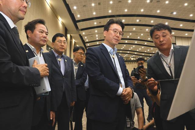 대한민국 기초지자체로 처음 APEC정상회의 유치에 성공한 천년고도 경주시와 경북도의 준비 상황을 점검하고 있는 김민석 국무총리.