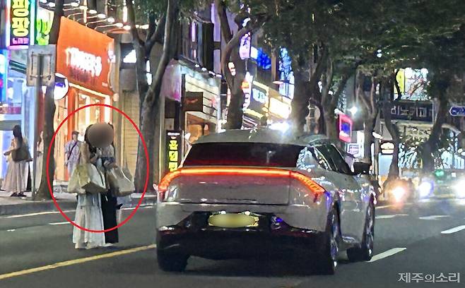 택시가 무단횡단하는 외국인 관광객들에 놀라 급정거하는 모습. ⓒ제주의소리 자료사진