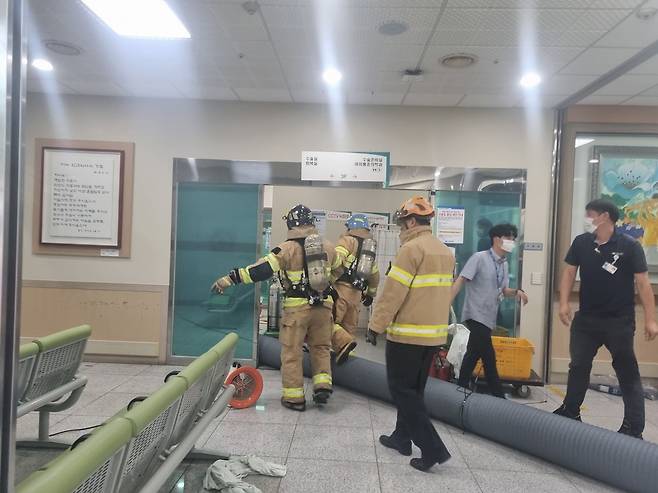 14일 오전 8시12분 광주 동구 조선대병원 신관 수술병동에서 불이 나 소방 당국이 배연 작업을 벌이고 있다.(사진/뉴시스)