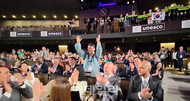 12일(현지시간) 오후 프랑스 파리에서 열린 제47차 유네스코 세계유산위원회에서 ‘반구화의 암각화’의 세계유산 등재가 확정된 뒤 최응천 국가유산청장이 환호하고 있다. (사진=국가유산청)
