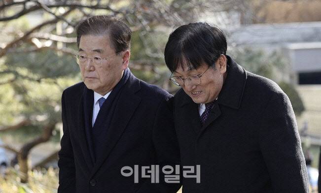 정의용 전 국가안보실장(왼쪽)과 노영민 전 대통령 비서실장이 지난 2월 19일 서울중앙지법에서 열린 문재인 정부 당시 벌어진 탈북 어민 강제북송 사건에 대한 1심 선고를 마친 뒤 법정을 떠나고 있다. (사진=연합뉴스)