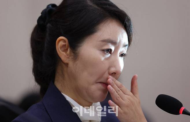 강선우 여성가족부 장관 후보자가 14일 오전 서울 여의도 국회 여성가족위원회에서 열린 인사청문회에서 의원들의 질의에 답변하며 감정을 추스르고 있다. (사진=노진환 기자)