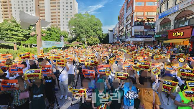 지난 12일 신천지의 이마트 건물 종교시설 용도변경을 반대하는 집회에 참석한 이들이 구호를 외치고 있다.(사진=독자제공)