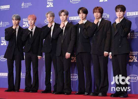 그룹 NCT드림이 14일 오전 서울 롯데시네마 월드타워에서 정규 5집 '고 백 투 더 퓨처' 제작발표회에 참석해 포토타임을 갖고 있다. 박세완 엔터뉴스팀 기자 park.sewan@jtbc.co.kr