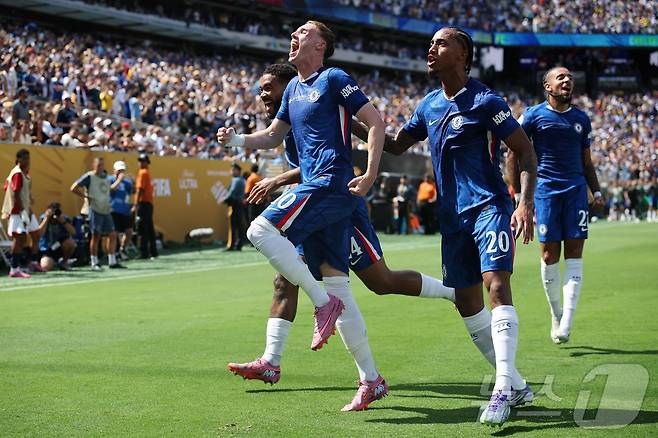 콜 파머(왼쪽)는 14일(한국시간) 2025 FIFA 클럽월드컵 결승에서 2골 1도움을 기록하며 첼시의 우승을 이끌었다. ⓒ AFP=뉴스1
