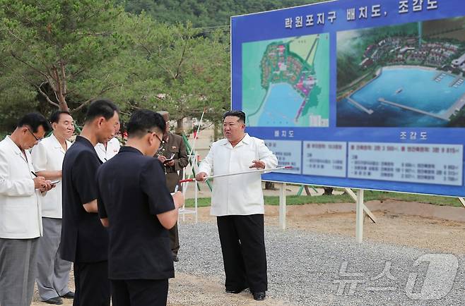 (평양 노동신문=뉴스1) =북한 노동당 기관지 노동신문은 14일 "김정은 동지께서 지난 13일 낙원군 바닷가양식사업소건설장을 현지지도했다"라고 보도했다. 김 총비서는 이날 건설이 완료된 살림집들도 돌아보고 군인 건설자들의 수고를 높이 평가했다. [국내에서만 사용가능. 재배포 금지. DB 금지. For Use Only in the Republic of Korea. Redistribution Prohibited] rodongphoto@news1.kr