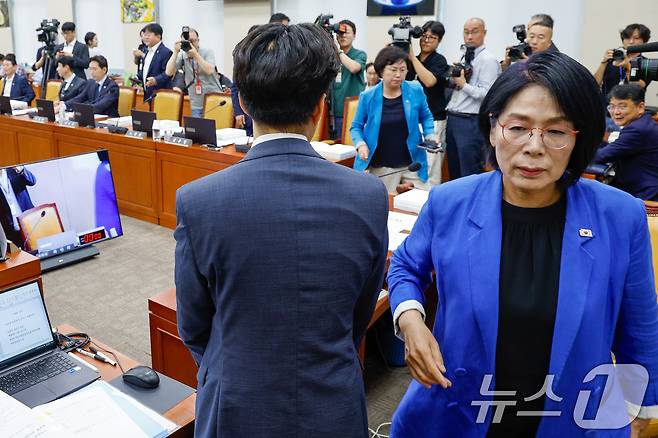 14일 오전 서울 여의도 국회 과학기술정보방송통신위원회에서 열린 배경훈 과학기술정보통신부 장관 후보자 인사청문회에서 최민희 위원장이 국민의힘 '최민희 독재 OUT 이재명은 협치하라' 피켓에 산회를 선포한 뒤 퇴장하고 있다. 2025.7.14/뉴스1 ⓒ News1 안은나 기자