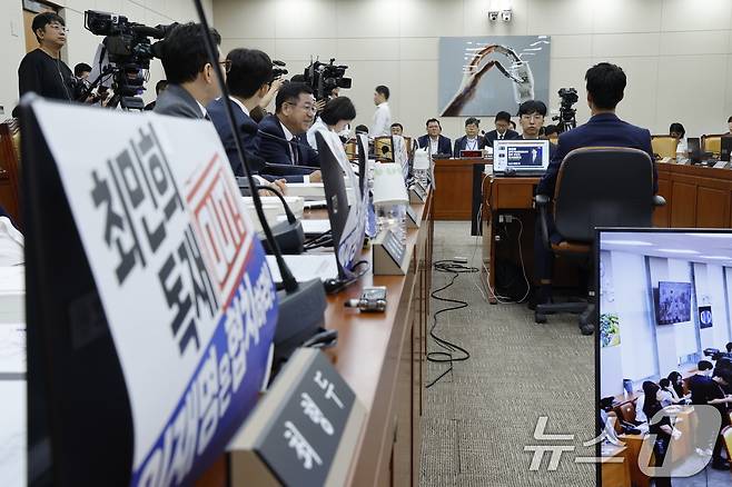 14일 오전 서울 여의도 국회 과학기술정보방송통신위원회에서 열린 배경훈 과학기술정보통신부 장관 후보자 인사청문회에서 국민의힘 의원들의 ‘최민희 독재 OUT’ 피켓을 붙이고 있다. 2025.7.14/뉴스1 ⓒ News1 안은나 기자